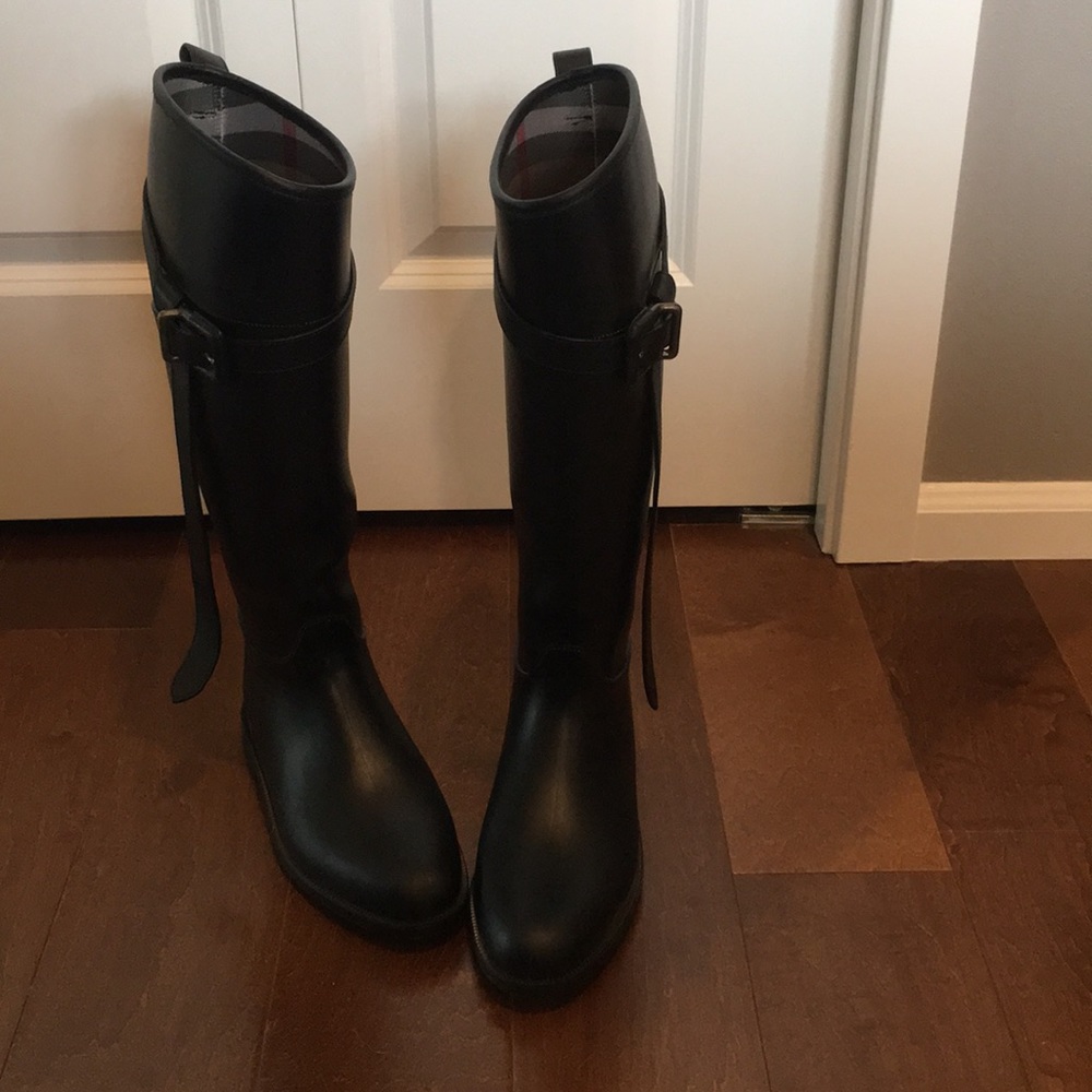Black Burberry Equestrian Rainboots